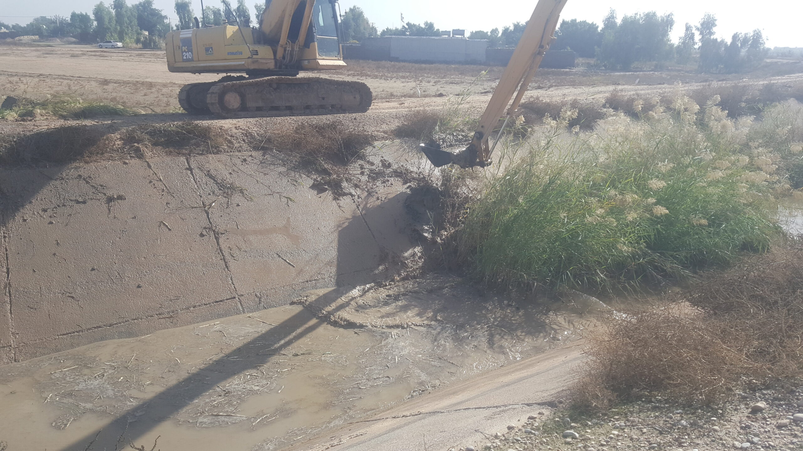 عملیات لایروبی کانال ها و زهکش SD13 شبکه آبیاری شعیبیه پایان پذیرفت
